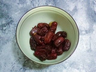 4、枣泥磅蛋糕,捞出煮好的红枣，去掉枣皮，去掉枣核