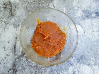 5、枣泥磅蛋糕,用勺子压成枣泥备用