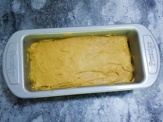 16、枣泥磅蛋糕,将蛋糕糊倒入模具中