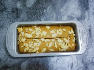 18、枣泥磅蛋糕,取出用水果刀在蛋糕背上划一刀