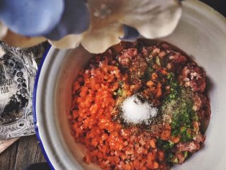 7、健康无油的 水晶烧卖,放入1小勺盐