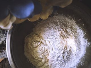 9、健康无油的 水晶烧卖,盆内放入澄粉和淀粉 倒入开水 揉成面团