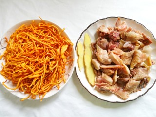 1、好喝到飞起的虫草炖鸡,鸡肉洗净斩块洗净待用，虫草花剪掉根部，泡20分钟，姜切片待用。