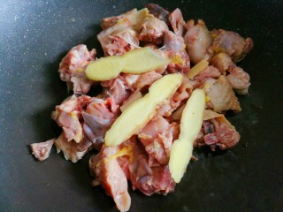 4、好喝到飞起的虫草炖鸡,加三片姜。