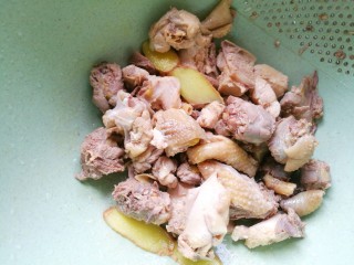 8、好喝到飞起的虫草炖鸡,捞出洗净。