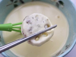 11、藕夹肉,锅中倒入适量的花生油烧至六成热时,把藕盒放入面糊里均匀地裹上一层薄薄的面糊。