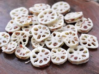 8、藕夹肉,依次做好所有的藕夹。