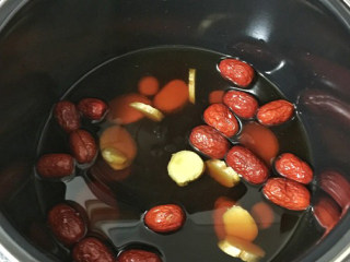 4、红枣生姜红糖水,加1000克水