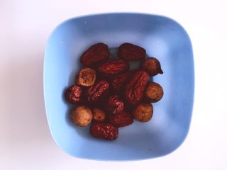 1、养生系列 桂圆红枣银耳汤 ,将红枣桂圆称好重量装碗备用