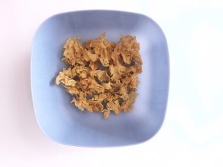 2、养生系列 桂圆红枣银耳汤 ,将银耳称好重量去蒂，撕小块