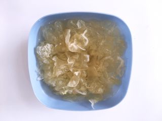 3、养生系列 桂圆红枣银耳汤 ,准备一碗开水放入银耳中，换俩次水泡开