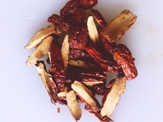 4、养生系列 桂圆红枣银耳汤 ,将红枣洗净切开，去掉中间的核