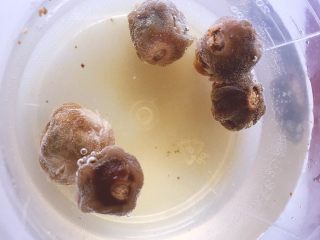 5、养生系列 桂圆红枣银耳汤 ,将桂圆去外壳，准备一碗热水，将桂圆放进去泡一会