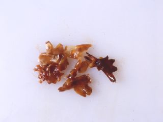 6、养生系列 桂圆红枣银耳汤 ,将泡好的桂圆拿出来去里面的核，撕小块