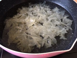 7、养生系列 桂圆红枣银耳汤 ,锅里放1500毫升水将泡好的银耳放入锅中