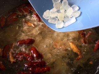 11、养生系列 桂圆红枣银耳汤 ,加入冰糖小火慢炖10分钟