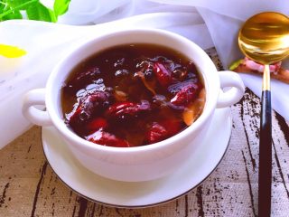 12、养生系列 桂圆红枣银耳汤 ,将煮好的银耳红枣桂圆汤装碗趁热喝。