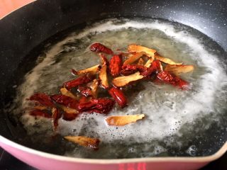 9、养生系列 桂圆红枣银耳汤 ,将红枣，桂圆放入锅中小火煮10分钟