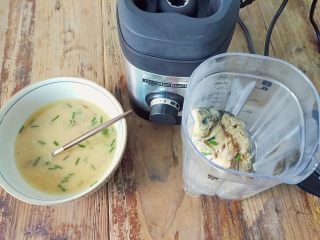 10、麻油鲫鱼浓汤,把鲫鱼整条放入料理杯中，不喜欢鱼头的话，可以剔除，汉美驰这款破壁机能把鱼头打的细碎，不担心！