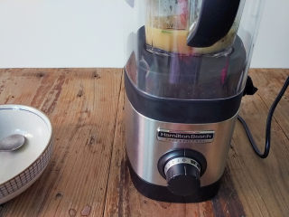 12、麻油鲫鱼浓汤,把料理杯装上，罩上静音罩，启动机子，从1档开始加档