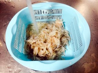 2、厨房挑战 荤菜 锅塌鲜虾皮,将鲜虾皮冲洗干净。