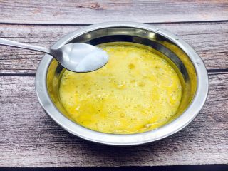 6、厨房挑战 荤菜 锅塌鲜虾皮,放入2g的盐。