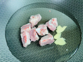 4、冬瓜猪骨汤,排骨清洗干净放入锅中，加入清水和姜丝