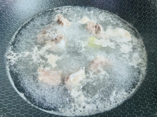 5、冬瓜猪骨汤,大火煮沸