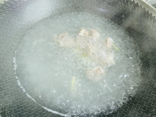 8、冬瓜猪骨汤,大火烧开转中火煮十分钟