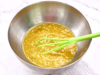 7、菠菜鸡蛋羹,用手动打蛋器混合搅打均匀。