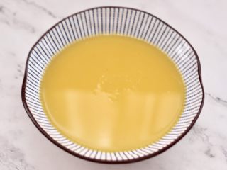 11、菠菜鸡蛋羹,看见鸡蛋液，没有一点末的时候就可以了。