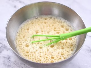 9、菠菜鸡蛋羹,把鸡蛋液顺时针方向搅打均匀。