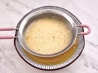 10、菠菜鸡蛋羹,这个时候把鸡蛋液过筛。