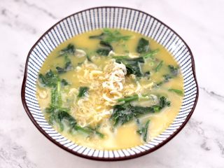 12、菠菜鸡蛋羹,这个时候鸡蛋液加入菠菜和多干虾皮。