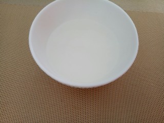 6、#山楂球#,倒出50ml凉开水。