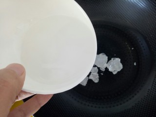 8、#山楂球#,加入50ml的凉开水。不断用铲子搅拌。