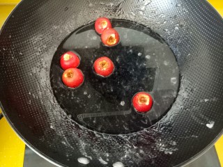 12、#山楂球#,锅被糖汁粘住，不好刷洗，这时放入几个山楂，熬成山楂水喝。