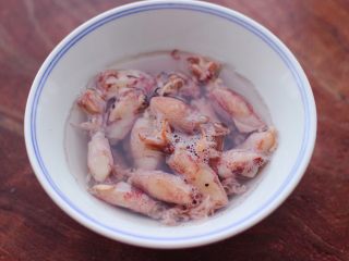 2、海兔绿豆芽小炒,把海兔先洗干净后,用温水浸泡半小时。