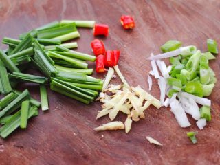 4、海兔绿豆芽小炒,用刀把葱切碎 姜切丝,小米椒切丁,韭菜切段。