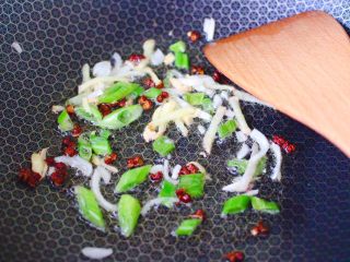 6、海兔绿豆芽小炒,这个时候放入葱姜爆出香味。