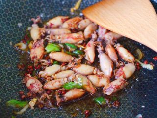 7、海兔绿豆芽小炒,加入浸泡后洗净的海兔,大火继续翻炒至所有食材均匀混合。