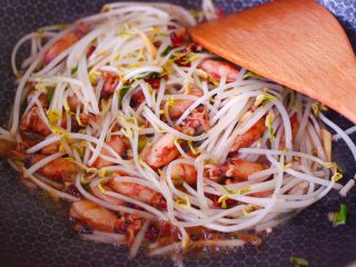 11、海兔绿豆芽小炒,大火继续翻炒至所有的食材混合均匀。