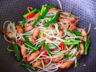 14、海兔绿豆芽小炒,大火翻炒均匀即可关火。