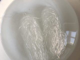 3、粉丝蒸扇贝,2把粉丝用开水泡软。