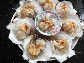 6、粉丝蒸扇贝,放点辣椒油和蒸鱼豉油。