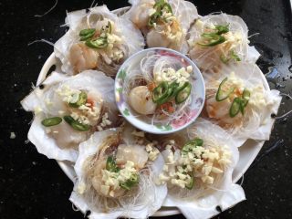 7、粉丝蒸扇贝,摆上小米椒和蒜末。