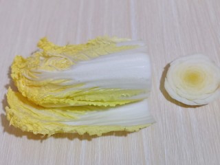 2、冬季暖身滋补～虫草牛肉丸子汤,小娃娃菜去根，洗干净淋干水分备用。