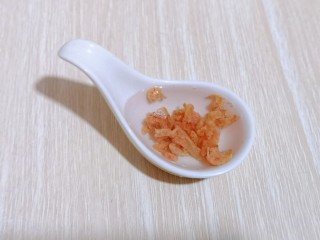 3、冬季暖身滋补～虫草牛肉丸子汤,开洋用纯净水冲洗一遍，再用冷水泡5分钟。
