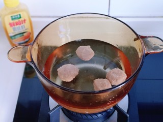 4、冬季暖身滋补～虫草牛肉丸子汤,准备汤锅，加入纯净水，牛肉丸子。