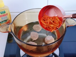 5、冬季暖身滋补～虫草牛肉丸子汤,加入洗干净的虫草。